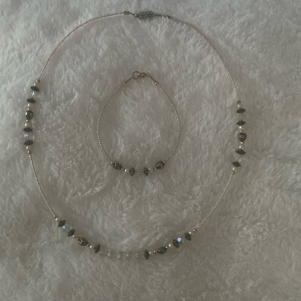 Beaded set with a bracelet..kolor gold silver white..